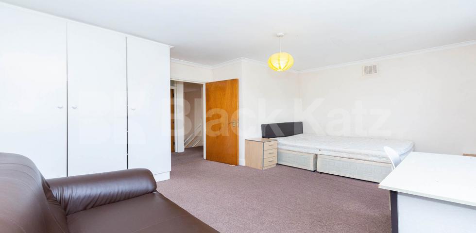 			NEWLY REFURDISHED 2/3 BED N CAMDEN!, 3 Bedroom, 1 bath, 1 reception Flat			 Royal College Street, CAMDEN
